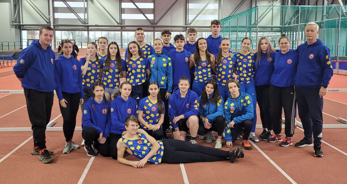 Klubové oblečenie atlétov na spoločnej fotke